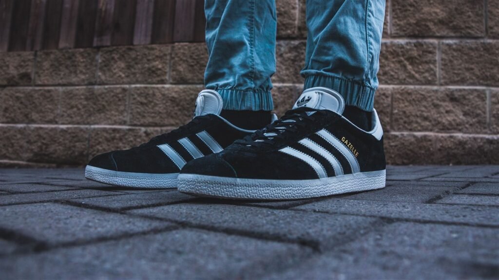 Paire de sneakers suédées de style terrace portées en ville