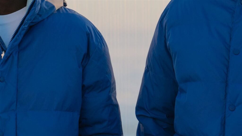Deux doudounes matelassées bleu vif aux compartiments rembourrés apparents